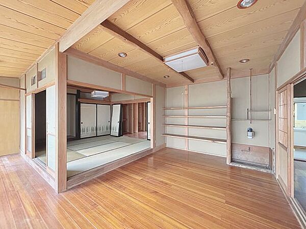 【洋室】1階南側約9.6帖の洋室の別アングル写真になります。