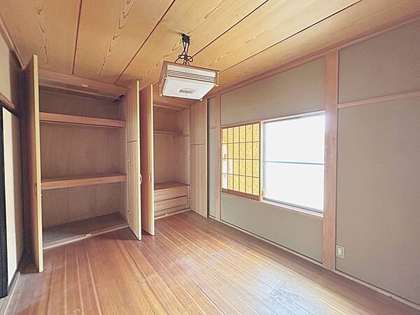 【洋室】1階北側約6帖洋室の写真です。大容量の収納もあり、納戸としてもご利用いただけます。