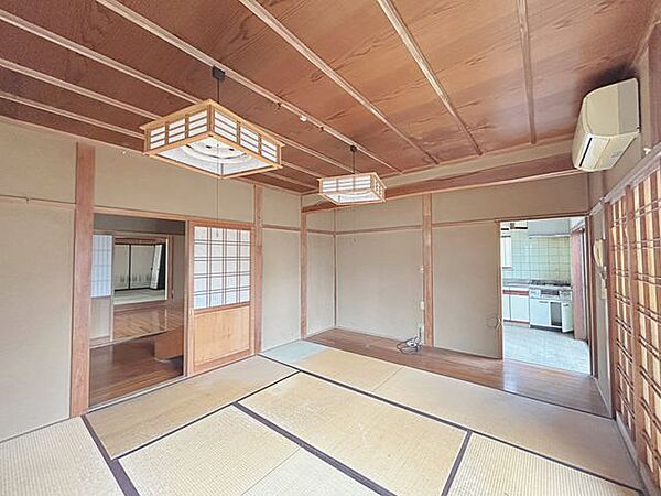【和室】1階東側約8帖和室の写真です。東側と南側に窓があり、日当たりの良い明るい空間になっております。