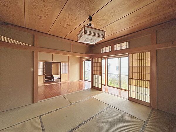 【和室】1階西側約8帖和室の写真です。広縁からの日が入るので明るい空間です。