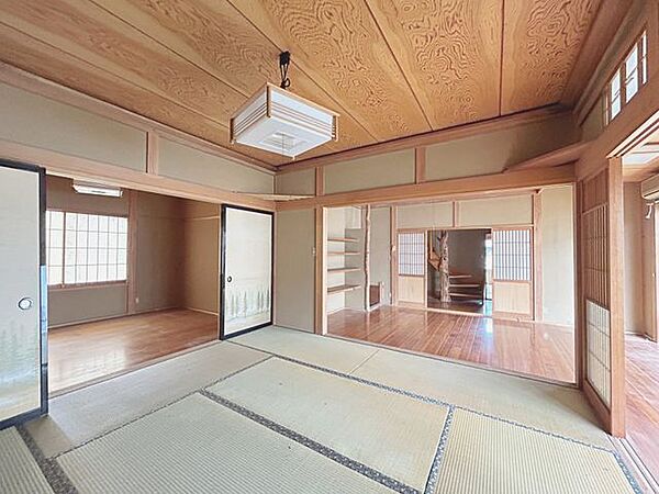 【和室】1階西側約8帖和室の別アングル写真です。