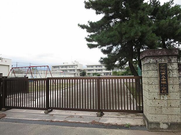 【周辺環境】伊勢崎市赤堀小学校まで約430m(徒歩6分)。小さなお子様も安心して送り出せる距離ですね。