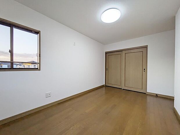 【2階西側洋室】別角度写真です。西と南の二面採光で風通しの良いお部屋です。収納スペースもあるので、ぜひお部屋の広さを活かしてください。