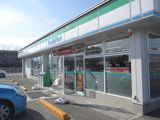 【コンビニ】ファミリーマート伊勢崎茂呂店様まで約1500ｍ(車3分)。近くにコンビニがあるとふとした買い物もすぐに行けて便利です。
