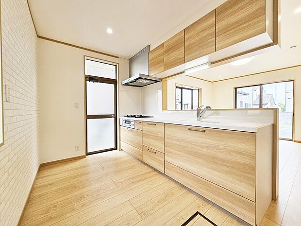 【新品キッチン】キッチンは永大製の新品システムキッチンに交換しました。毎日お料理してくれる家族の声を取り入れた設計。お掃除しやすい人工大理石天板や、豊富な収納スペースが魅力です。