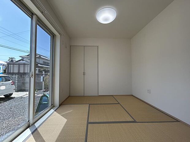 【リフォーム前写真】1階4.5畳の和室です。南向きで日当たりが良いので、のんびりと寛ぐことができますね。畳の表替えを行います。