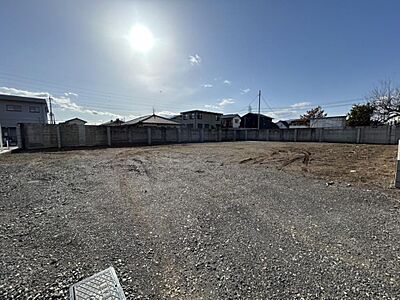 外観：【更地渡し】北東側からの写真です。土地は約130坪。北側道路で南側は日当たりの良い立地となっています。住宅を建設しても宅内で車の切り替えしができるスペースがあります。