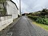 外観：【更地渡し】前面道路写真です。車通りが少ないため安心して運転ができます。大通りから距離があるので小さなお子様がいても安心ですね。