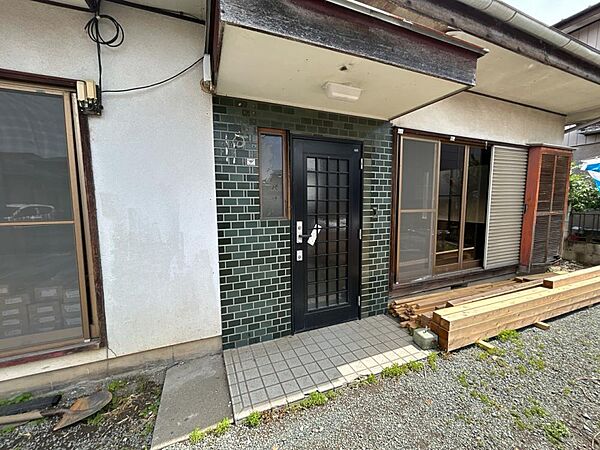 【リフォーム中写真4/26更新】玄関前はゆとりがあり、出入りしやすい造りです。来客時も安心して迎えられるスペースが確保されています。玄関ドアを交換してお引き渡しいたしますので安心してご入居していただけ