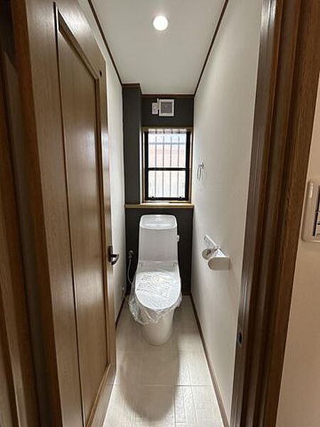【新品トイレ】温水洗浄付きのトイレへ新品交換しました。節水型でお財布にも優しい仕様のトイレを導入しました。