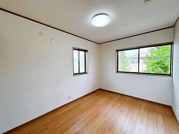 【2階北側6帖洋室別角度】照明の交換も行いました。こちらのお部屋も二面採光で明るいお部屋です。木目の温かみが気持ちをリラックスさせてくれます。