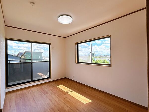 宮郷 【2階南西6帖洋室別角度】照明の交換も行いました。こちらのお部屋からはバルコニーに出ることが出来ます。過ごしやすいお部屋に仕上がりました。 1520m