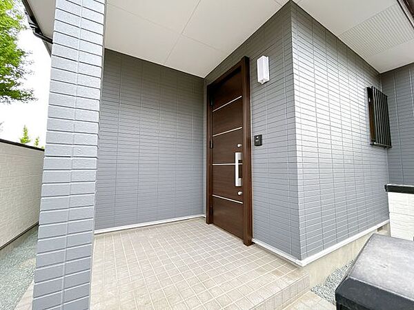 【玄関外部】玄関には屋根があるので、雨の日でも出入りがラクですね。鍵交換を行いましたので安心してご入居いただけます。