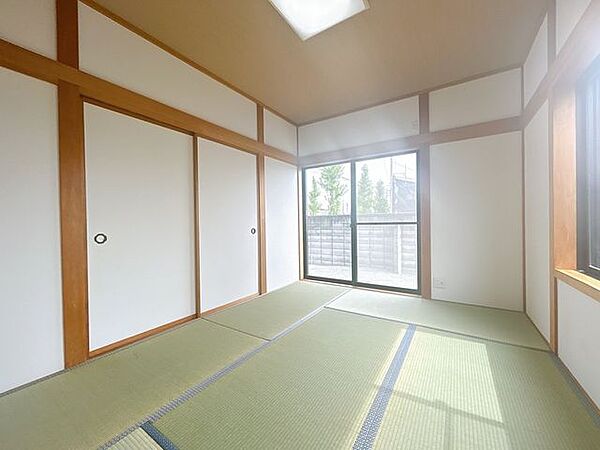 【1階和室】和室からはLDKに出入りできます。リフォームは畳の表替えとクロスの張替えを行いました。隣のLDKと行き来ができます。2面採光で明るい和室です。