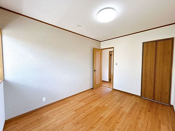 【2階北側6帖洋室】リフォームはクロスの張替えとフロアタイルの重ね張りを行いました。また、収納付き普段使わないお洋服や小物を収納でき、部屋を広く使うことができます。