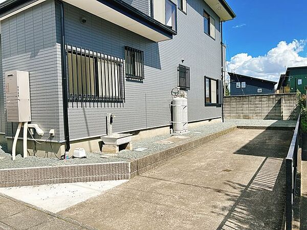 【駐車場】普通車は縦列2台で停めていただけます。前面道路は車通りが少ないため、駐車しやすいです。また、間口は隅切りにしたので駐車が苦手な方でもラクラク駐車できます。