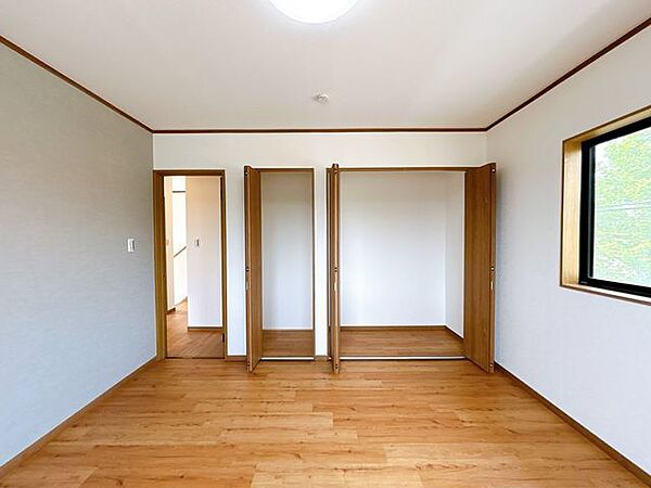 【2階北側洋室収納】収納の中もクロスの張替えを行いました。また、各居室には収納が付いていますので普段使わないお洋服や小物を収納していただけます。