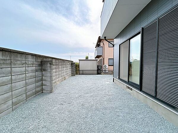 【庭】駐車スペースとしてもご利用していただけます。お子様のプール遊びにいかがですか？