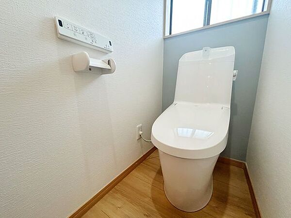 【新品トイレ】温水洗浄付きのトイレへ新品交換しました。節水型でお財布にも優しい仕様のトイレを導入します。