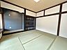収納：【1階8帖和室別角度】新しいクロスを張りましたので明るいお部屋になりました。また、襖や障子も張替えを行いました。