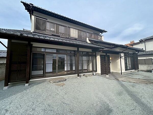 【外観別角度】樹木撤去と整地・除草を行い、きれいに仕上がりました。また、外壁は塗装を行い、より清潔感のある見た目に仕上がりました。