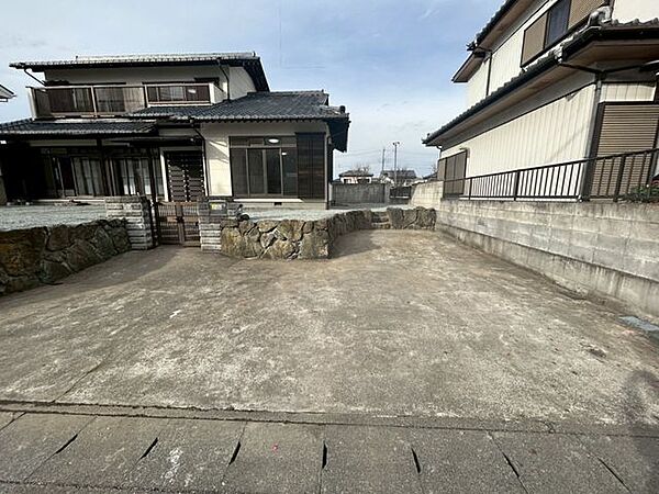 【駐車場】お車は駐車3台可能です。手前に並列2台、奥に1台駐車できますので、使用頻度の高いお車を手前に停めておけば、入替の必要もございません。