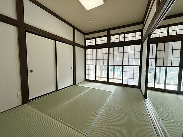 【1階玄関横6帖和室】畳の表替えと照明交換を行いました。8帖和室と続き間になっており、ご親族の集まりなど来客がある際にも便利です。