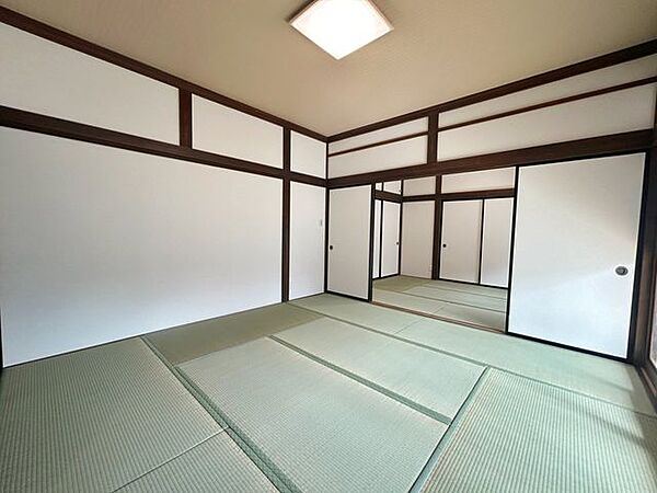 【1階8帖和室】こちらも畳の表替えと照明交換を行いました。6帖和室、8帖洋室、広縁と接しているお部屋です。襖を全て開けて広い空間としてもご利用いただけます。