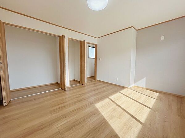 【2階約9帖洋室別角度】建具は新品交換しました。収納が2か所ございますので、お荷物が多い方でも安心です。西と南の二面採光で光がお部屋に優しく差し込むお部屋です。