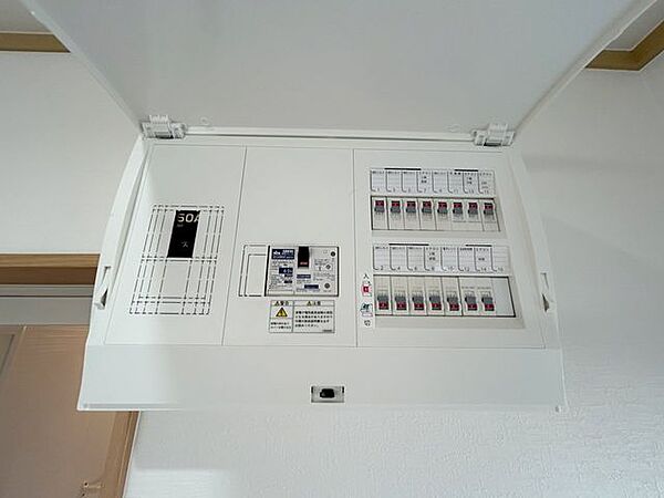 【ブレーカー】新品交換済みのブレーカーは洗面脱衣所にあります。回路数は12回路あります。電力会社へ申請すればアンペア数を上げることも可能ですので、ご自身のライフスタイルに合わせてご検討ください。