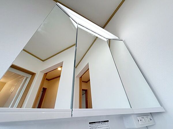 【三面鏡付き】新品の洗面台は三面鏡になっています。鏡の裏に化粧品を収納できるだけでなく、毎朝の身だしなみチェックも後ろまで見ることができるので便利です。照明も左右に付いているのでとても明るいです。