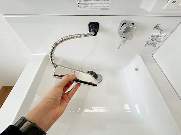 【洗面台】新品の洗面化粧台は、幅の広い洗面ボウルとシャワータイプの水栓が付いています。日々のお手入れもラクラクできちゃいます。