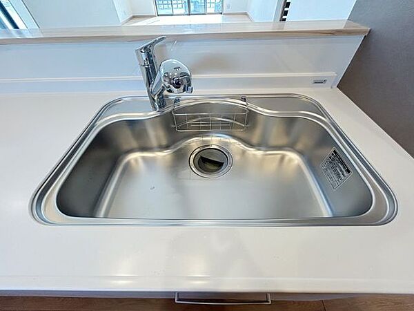 【キッチンシンク】キッチンのシンクは汚れが付きにくく熱に強いステンレス製です。天板とシンクの境目に継ぎ目がないのでお掃除ラクラク。キッチンをより清潔に保てます。