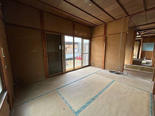 【リフォーム中写真4/26更新】6帖洋室別角度です。建具と照明の交換も行います。木目が柔らかな印象を与えてくれるお部屋に生まれ変わります。