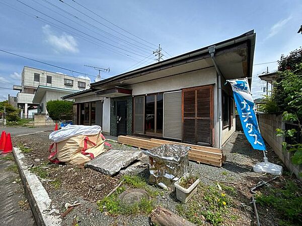 【リフォーム中写真8/2更新】外観別角度です。南西角地のおうちですので、日当たり良好です。お庭に干した洗濯物が良く乾きそうですね。