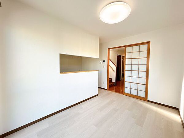 【リビング】リビング別角度です。お部屋は全体を白色で統一しております。玄関そばのお部屋で玄関からのアクセスが良いです。