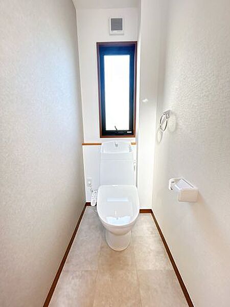 【トイレ】温水洗浄付きのトイレへ新品交換しました。グレーのアクセンクロスとクッションフロアで落ち着いた雰囲気です。