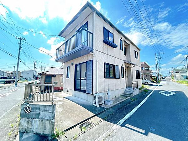 【外観】外観別角度です。2階建て軽量鉄骨造のお家です。北東側の前面道路から約150ｍで大通りまで出ることができます。