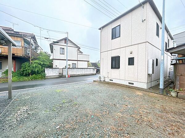 【駐車場】こちらの駐車場には、お車を並列2台駐車できます。前面道路は6ｍ以上あるため、大きなお車も停めやすいです。