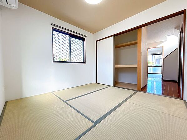 【1階和室】北西側4.5帖の和室です。クロス、畳、ふすまは新品のものに張替をしています。天井のアクセントクロスが素敵なお部屋です。