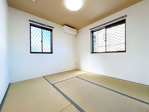 【1階和室】1階和室別角度です。2面採光で東側の窓には雨戸が付いています。 畳の心地よさを感じながら、ほっと一息つける癒しの場所になりそうです。