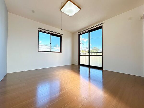 【2階洋室】2階南側9帖の洋室です。水色のアクセントクロスが素敵なお部屋です。壁と天井のクロス張替を行いました。