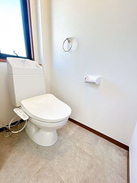 【トイレ】2階トイレです。就寝後などは特に2階にもトイレがあると便利ですよね。