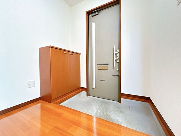 【内玄関】広々とした玄関ホールです。シューズボックスの上にはインテリアなどを飾れるので、家族を迎える玄関を素敵な空間にできます。