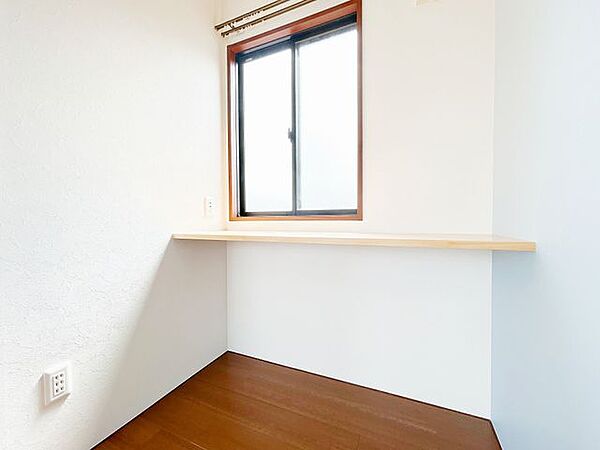 【2階洋室】2階南側の洋室にある勉強スペースです。窓があり、明るい環境で勉強できます。コンセントもあるので、ライトなどを置けて便利ですよね。