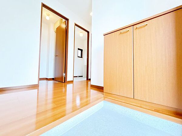 【内玄関】玄関にはシューズボックスもありますので、ご家族の靴もすっきり収納できます。洗面所まで導線が良いので、帰宅後すぐに手を洗えて清潔です。
