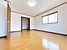 洋室：【現地内観写真】2階約12帖洋室の写真です。一番広いお部屋ですので、寝室としてのご利用もおすすめです。