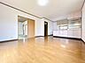 室内：【現地内観写真】約14帖のリビングです。6帖和室とは続き間になっておりますので、扉を開放して広く利用するのもいいですね。