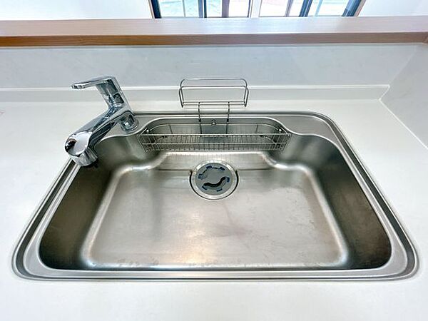 【キッチンシンク】キッチンのシンクは汚れが付きにくく熱に強いステンレス製です。天板とシンクの境目に継ぎ目がないのでお掃除ラクラク。キッチンをより清潔に保てます。