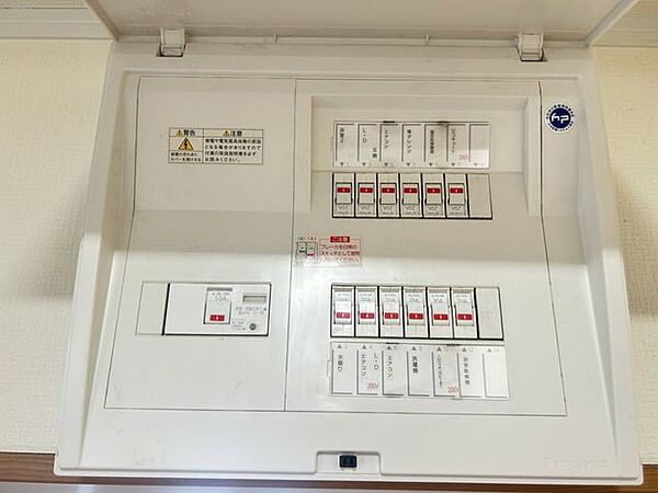 【分電盤】電力会社へ申請すればアンペア数を上げることも可能ですので、ご自身のライフスタイルに合わせてご検討ください。分電盤も新品へ交換します。